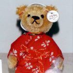 1993年 アメリカThe TeddyBear of NAPLESに展示。
ゆかた姿にお面を付けて手には綿菓子!
なぜか「かぶき」と命名されたこの作品は、アメリカの「The TeddyBear of NAPLES」に展示。
体長・約15cm。 KABUKI