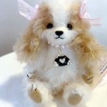 水嶋広子 1.バッグチャーム「キャバリア」体長約11cm 12,100円(税込) m_01a