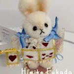 7.深田日実子 トランプウサギ 14,520円(税込)
体長 約9cm
フランスのアンティークレース仕様。
スタンドから本体取り外し可能。 2024_rb_07